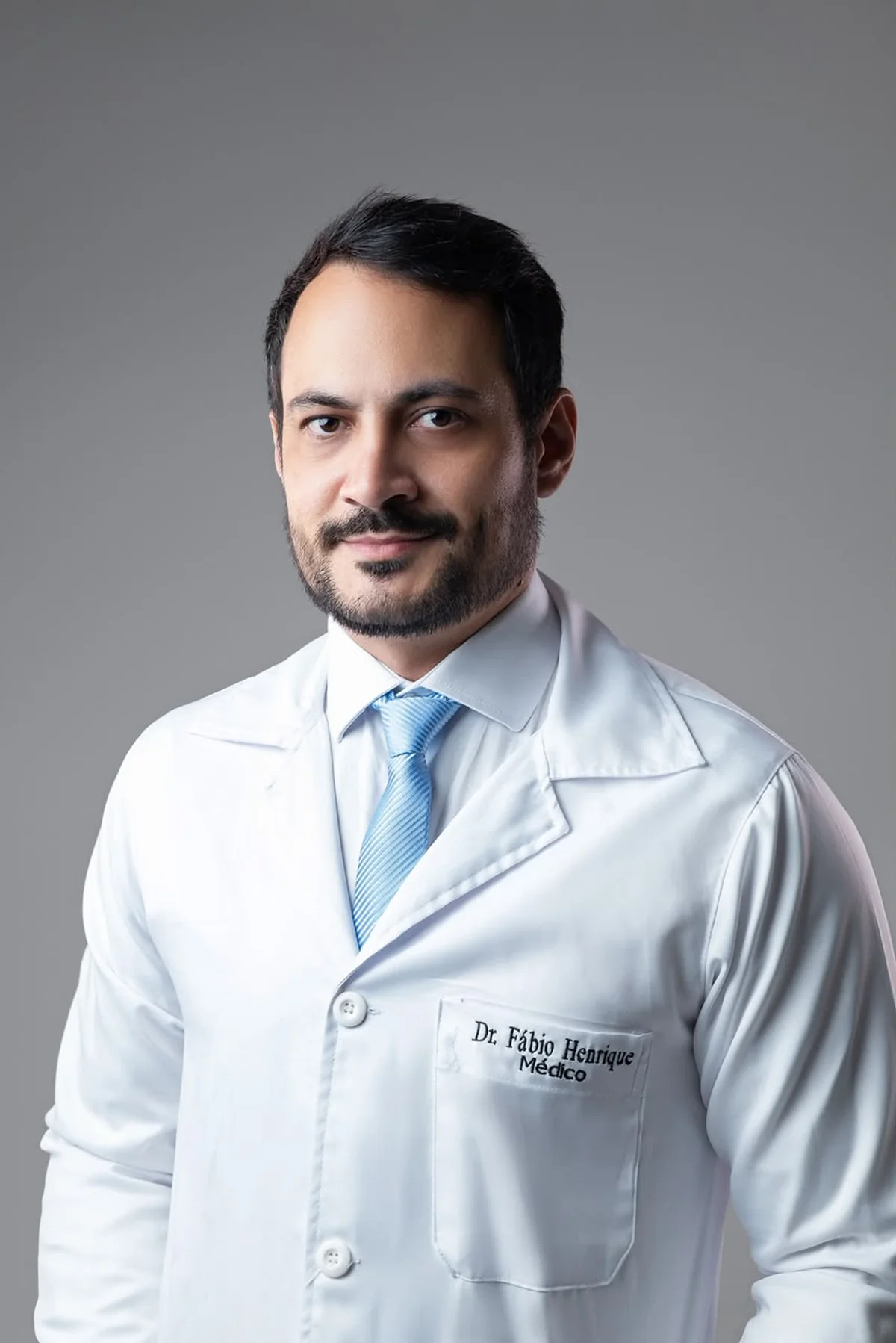 Dr. Fábio Henrique — médico do idoso em jaleco branco